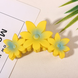 Pinza de Pelo Esmerilada para Mujer, con Tres Flores en Forma de Huevo, Color Sólido, Material Plástico, Perla y PC, para Niñas - Product Image 3