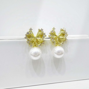 Boucles d'oreilles en argent 925 plaqué or, zircon taille marquise et perle, style géométrique, pour femme, idéales pour fêtes et mariages, prix usine. - Product Image 1
