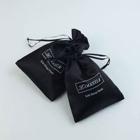 Loonde vente en gros personnalisé petit sac en satin de soie poussière extension de perruque de cheveux pochette en satin avec cordon noir avec impression de logo
