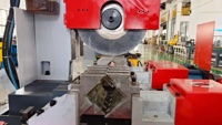 Machine à couper les tuyaux pour couper les barres et les tuyaux en acier au carbone