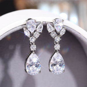 Orecchini Pendenti a Goccia con Zirconi, Eleganti Orecchini Pendenti di Lusso Leggero per Donne - Product Image 4