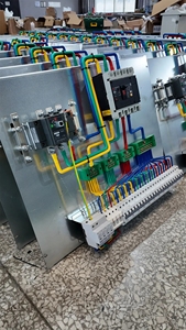 Armoire de distribution électrique intérieure personnalisée avec équipement de commutation en acier inoxydable IP66 pour unités d'énergie renouvelable - Product Image 2