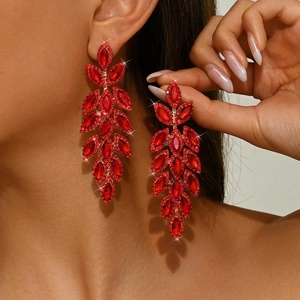 Pendientes Largos Elegantes con Diseño de Hoja Grande y Diamantes, Estilo Europeo Americano, Favoritos de las Celebridades de Internet - Product Image 1