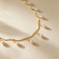 Collier ras du cou en cuivre plaqué or 18 carats fait main avec perles pendantes, délicat collier ras du cou en perles d'eau douce en forme de goutte pour femme