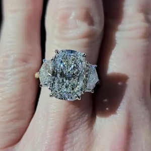 Bague de fiançailles et de voyage en argent sterling plaqué or blanc, avec trois pierres de moissanite taille coussin 925, au design haut de gamme, en vente - Product Image 3
