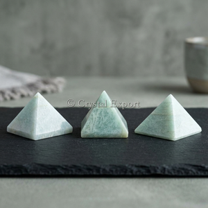 Pyramide d'agate pour la guérison et le Feng Shui, petite pyramide sculptée en agate, pyramide en pierre précieuse gravée - Product Image 2