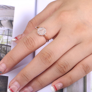 Anello minimalista con lettera A per donna, tono rosa, design con intarsi scintillanti, gioielli alla moda - Product Image 4