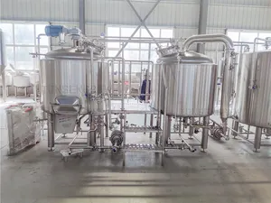 O brewmaster da máquina de cerveja faz artesanato cerveja para fabricação pub