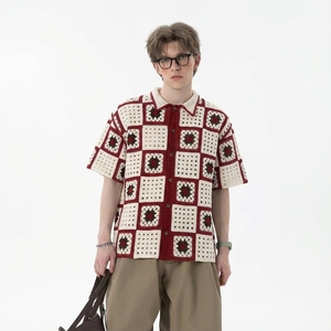 Chemise en tricot crocheté bohème pour <span class=keywords><strong>homme</strong></span>, manches courtes, col montant, style gothique, respirante, imprimée, boutons en corne, tenue de villégiature, patchwork rouge - Product Image 1