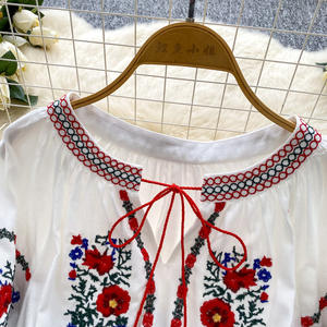 Blusa Elegante para Mujer, Lista para Enviar, con Bordado y Mangas Abullonadas - Product Image 4