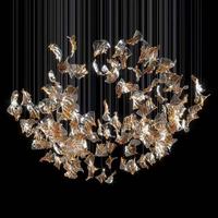 Firelux développe un luminaire suspendu doré en forme de fleur pour escalier de villa haut de gamme et luxueuse.