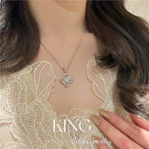 สร้อยคอวัชระเงินแท้ S925 ชุบทอง ประดับจี้รูปใบโคลเวอร์สี่แฉก ของขวัญเครื่องประดับแฟชั่นจากคิงซิลเวอร์ จิวเวลรี่ - Product Image 5