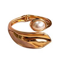 Bracelet jonc en alliage de zinc électroplaqué pour femme, style européen et américain, imitation perle française, luxe léger, tendance et très vendu