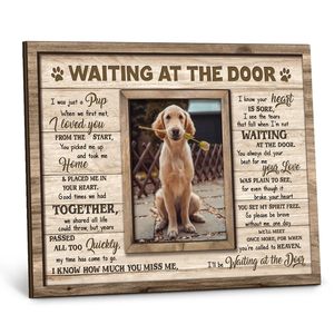 Cornice Portafoto Rustica in Legno per Animali Domestici, Cornice Commemorativa Incisa con la Scritta "In Attesa alla Porta" per Regali in Memoria di Animali - Product Image 1
