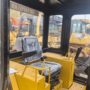 รถแทรกเตอร์ตักดิน Caterpillar D4C พร้อมใบมีดและรางตีนตะขาบ สีเหลือง อุปกรณ์ก่อสร้าง - Product Image 6