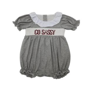 Yihui OEM Sans <span class=keywords><strong>Tarif</strong></span> Nouvelle Collection Élégante Barboteuse Courte à Manches Courtes en Coton Gris avec Lettres Brodées Personnalisée pour Filles - Product Image 1