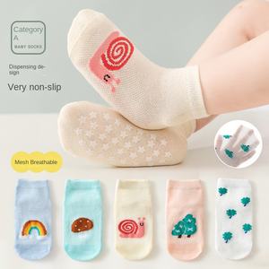 KBD Nouveau design Chaussettes antidérapantes pour bébés Chaussettes de sol pour enfants en coton doux pour bébés Chaussettes antidérapantes en vente - Product Image 1