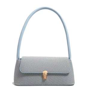 Sac à bandoulière rectangulaire avec boucle en métal pour femme - Product Image 3