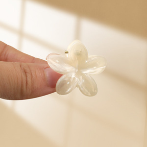 Pinza de Pelo Pequeña con Diseño Dulce de Flor Hawaiana de Mármol de 3cm, Accesorios para el Cabello de Niñas, Flor de Huevo Rosa Bauhinia, Pinza de Pelo Pequeña para Mujer - Product Image 5