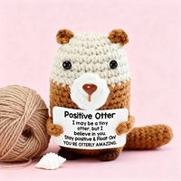 Poupée en crochet Otter Joyeuse, Peluche d'Épauleillage Faite à la Main avec Carte Positive, Poupée Émotionnelle en Crochet Pingouin Positive