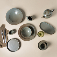 Service de vaisselle moderne en céramique et porcelaine P&T gris mat, assiettes et bols, pour la restauration commerciale HoReCa