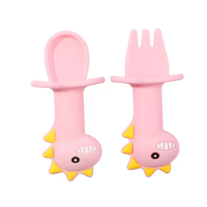 Cuchara de entrenamiento de silicona pequeñ<span class=keywords><strong>a</strong></span> sin BPA certificada, tenedor, cuchara de plástico barata para niños pequeños, diseño de dinosaurio seguro para usar en obsequios - Product Image 4