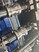 Machine de fabrication de volets roulants en aluminium perforé Machine de formage de rouleaux de portes de volets roulants