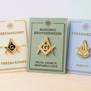 Broche de revers en métal émaillé personnalisée, de luxe, de créateur, avec cristaux, magnétique, pour foulard, sari, cheveux, nez, ou comme épinglette maçonnique - Product Image 1