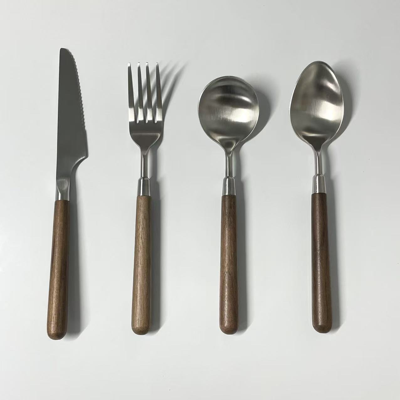 Mango de madera de nogal mate 304: juego de plato fuerte de 4 piezas