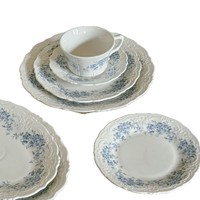 Service de vaisselle en porcelaine bleue à motifs floraux baroques européens avec design en dentelle en relief, ensemble de tasses et d'assiettes vintage pour mariage