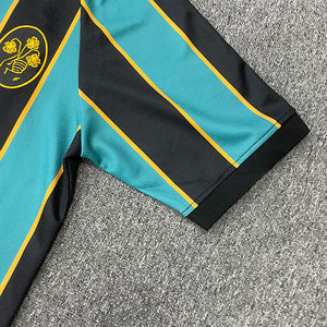 เสื้อฟุตบอลลายทางคลาสสิกเสื้อฟุตบอลผ้าโพลีเอสเตอร์ระบายอากาศแห้งเร็วแบบกำหนดเอง - Product Image 5