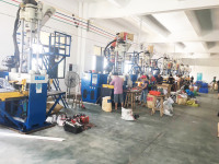 Machine de fabrication de tiges de chaussures, sandales et pantoufles en PVC et caoutchouc, hybride verticale PLC, avec roulement EVA, moteur servo et vis, haute productivité