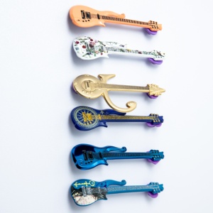 Badge <span class=keywords><strong>en</strong></span> alliage de zinc avec motif guitare <span class=keywords><strong>Prince</strong></span> <span class=keywords><strong>en</strong></span> métal blanc teinté, impression sérigraphique émail dur, dos à fermoir papillon scintillant - Product Image 4