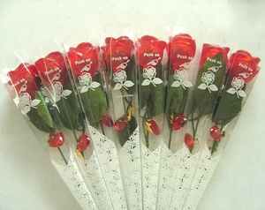 Flor Decorativa con Luces LED, Rosa Roja de Plástico para Regalos de San Valentín - Product Image 1