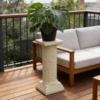 Socle en résine à motif de défilement - Finition effet pierre crème, support colonne orné pour présentoirs de jardin et de patio de style méditerranéen