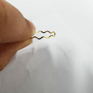 خاتم موجي رفيع من الفولاذ المقاوم للصدأ مطلي بالذهب، تصميم عصري أنيق قابل للتكديس بشكل متعرج - Product Image 4