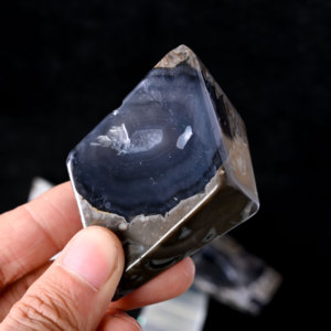 Ornement en Agate Volcanique Naturelle Polie de Forme Libre, Artisanat en Cristal Fait Main pour la Décoration Intérieure et la Collection de Cadeaux - Product Image 6