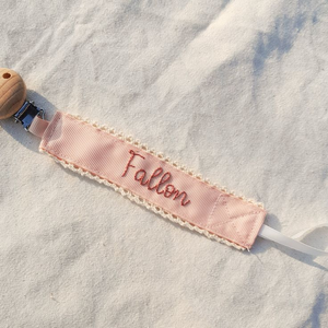 Clip de chupete personalizado Clip de chupete con clip de madera bordado a mano nombre Baby Shower regalo - Product Image 5