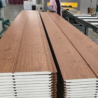 Panneau métallique gaufré à texture bois, imitation bois, matériau de bardage extérieur isolant