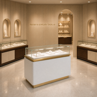 Présentoir à bijoux personnalisé avec éclairage LED, vitrine en verre, corps crème, base or brossé, vente en gros pour les bijouteries
