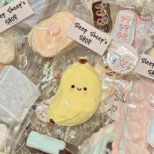 Divertido y Adorable Juguete de Silicona para Apretar, Unisex, Pequeña Plátana Gorda, Juguete de Simulación de Comida Suave y Atractiva para Aliviar el Estrés - Product Image 1