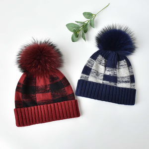 Bonnets d'hiver en laine tricotés avec <span class=keywords><strong>pompon</strong></span> en fourrure véritable pour femmes, <span class=keywords><strong>bonnet</strong></span> ample à motif écossais et à manchettes larges, en stock - Product Image 1
