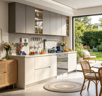 Armoires de cuisine modernes gris mat et crème sans poignées avec étagères éclairées par LED pour une maison minimaliste