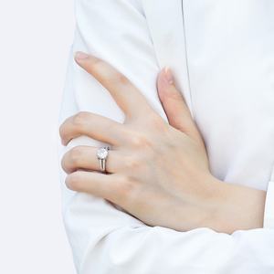 Anillo de Compromiso y Matrimonio Clásico de Plata de Ley 925 con Baño de Rodio, Diseño de Vástago Dividido, Piedra Central de Circonita Cúbica, Grabado Personalizado - Product Image 5