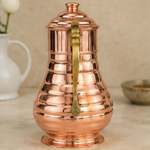 Pichet à eau en cuivre avec couvercle en dôme, design côtelé vintage, grande capacité, poignée, pour la salle à manger, récipient bien-être ayurvédique, carafe de luxe - Product Image 1
