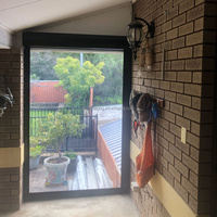 Stores extérieurs transparents motorisés en aluminium intégrés de haute qualité avec protection UV et conception résistante aux intempéries pour les patios