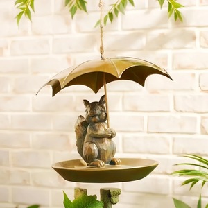 Comedero para Pájaros con Forma de Ardilla y Sombrilla Colgante, Decoración de Jardín para Exteriores en Resina Natural - Product Image 1