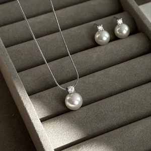 Orecchini Pendenti Stile <span class=keywords><strong>Regina</strong></span> con Zirconi Incastonati, Placcati Argento, Perle da 12mm, Set di <span class=keywords><strong>Gioielli</strong></span> con Collana e Orecchini per Matrimoni e Feste - Product Image 4