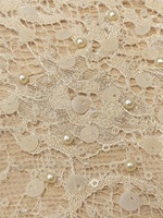 Tissu en dentelle brodée de perles et de sequins avec accents de perles pour robes de soirée, vêtements de mariée et robes