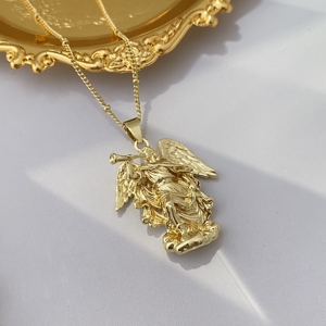 Pendentif de collier religieux <span class=keywords><strong>ange</strong></span> ailé de <span class=keywords><strong>l</strong></span>'archange <span class=keywords><strong>Gabriel</strong></span> plaqué or 18 carats pour hommes et femmes - Product Image 4